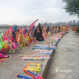 去吃抄手的路上看到河边隐约有人影 吃完抄手回来还没散场