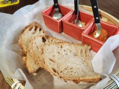 三种酱配酸面包-Mesa Madre梅萨妈妈·Bintana(国贸店)