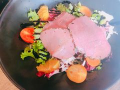 黑胡椒牛肉水果蔬菜沙拉-YUE·6·西式融合餐厅(外滩六号店)