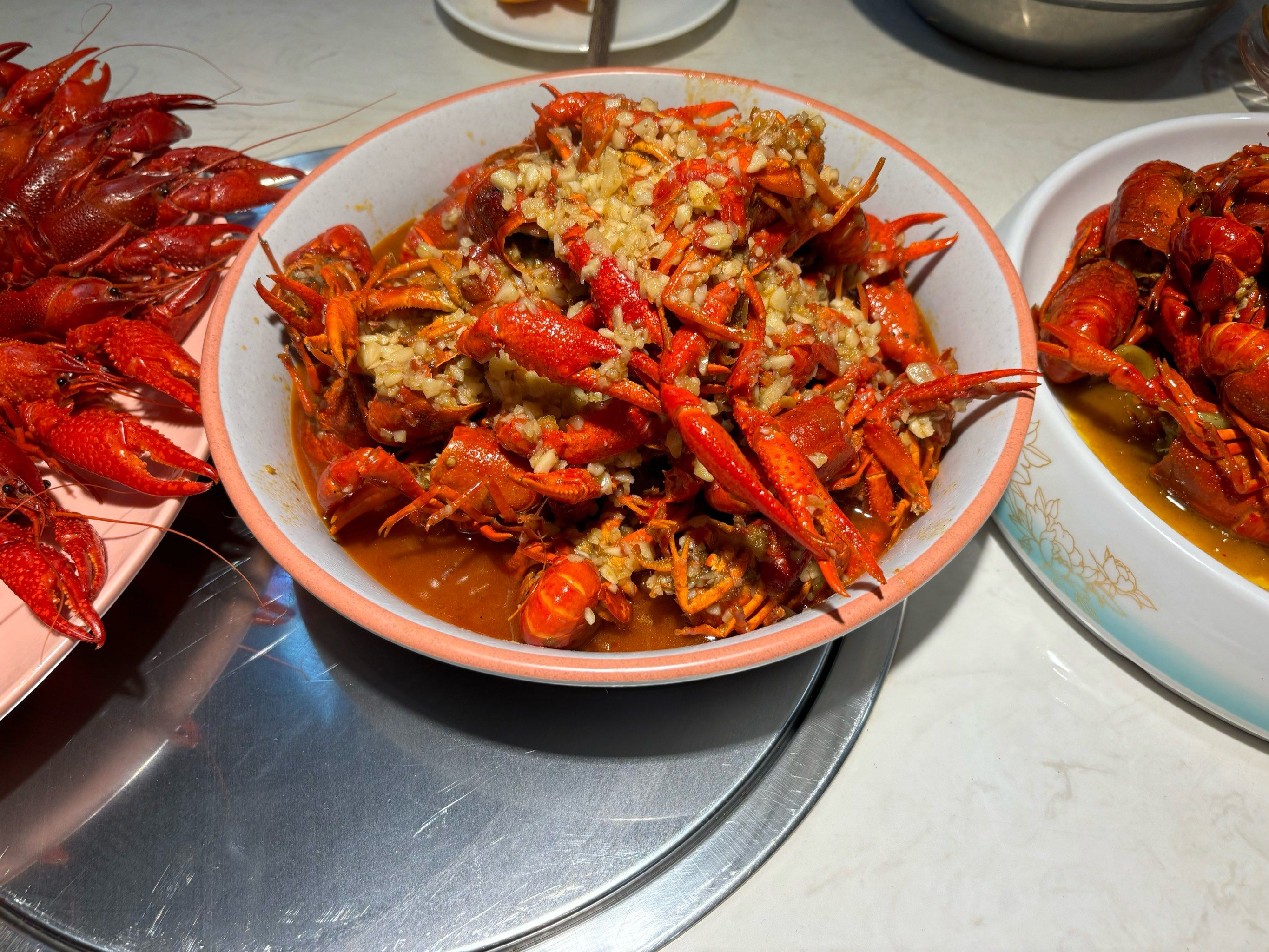 暴金汤蒜泥龙虾q攀,每一只小龙虾都吸满了汤汁蒜泥超级多