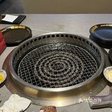 重点当然是他们家的烤肉。肉质鲜嫩多汁，每一片都纹理清晰
