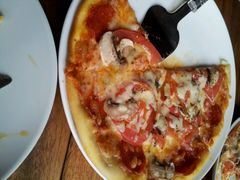 番茄乳酪披萨加蘑菇香肠-香草叶披萨·咖啡·啤酒(翰林邻里中心店)