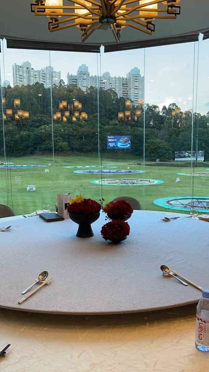 环境很好,几个小朋友霸占了打高尔夫球的地方,超欢乐