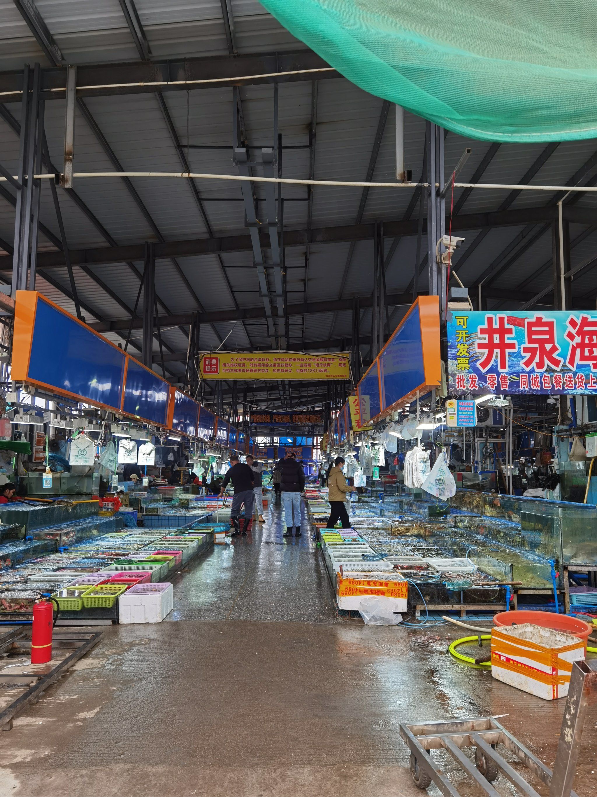 网络上推荐的小径湾附近的海鲜市场.确实近,开车十分钟左右