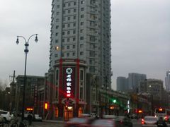 夜幕中的小楼-老杨家熟食店