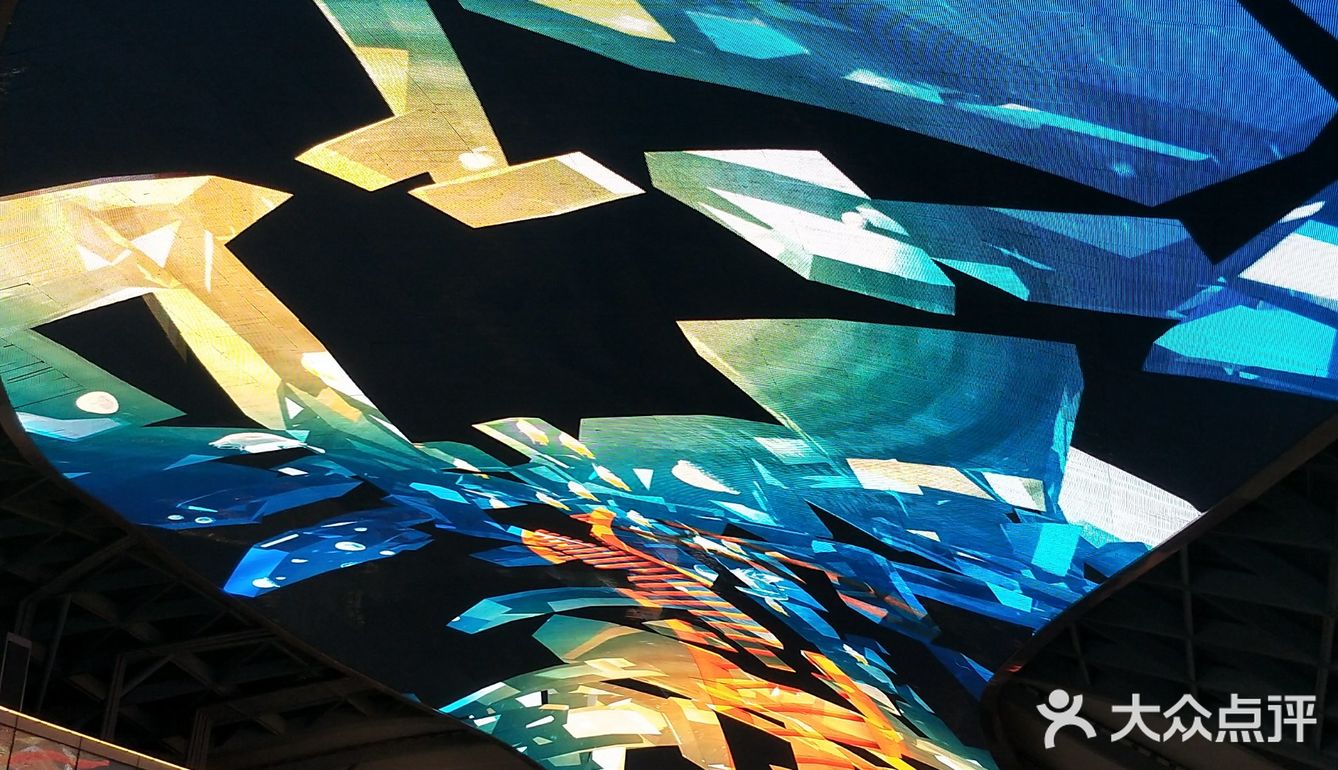 美食、商场,茶饮都有,最重要的是,徜徉在银河里