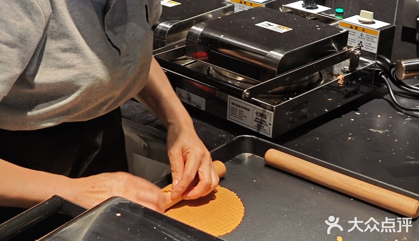 重庆开到成都的首店，虎皮蛋糕确实好吃