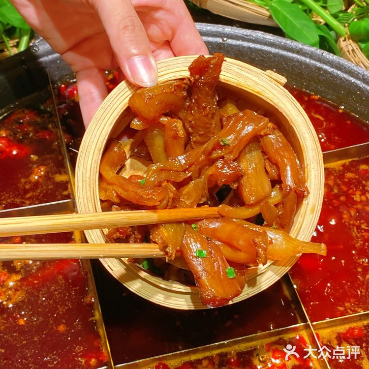 发现一家新开的社区火锅店，位于光环购物中心的附近