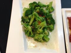 鱼子酱炒西兰花-院落创意菜