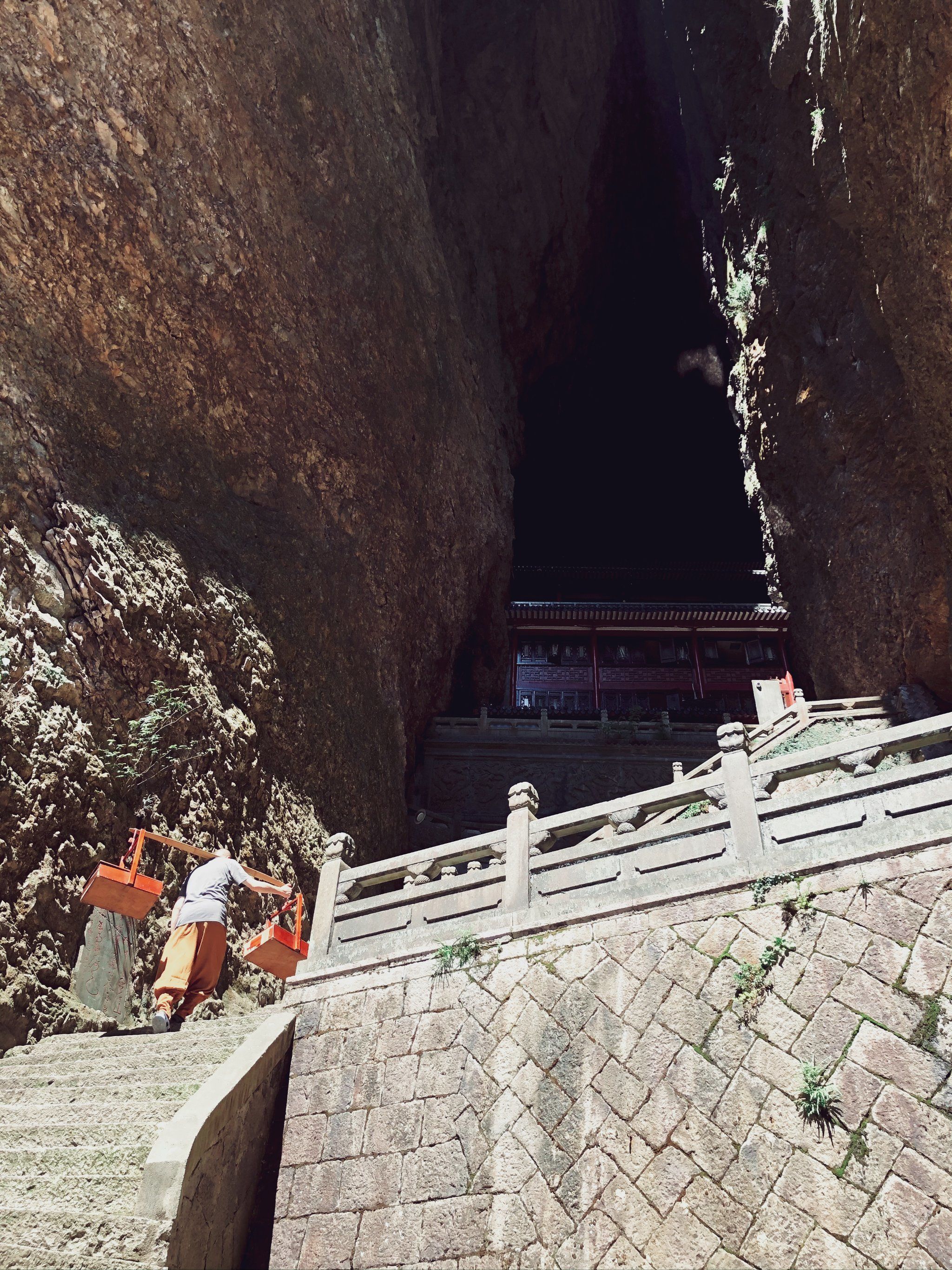 石缝里的奇特石庙-雁荡山观音洞一线天