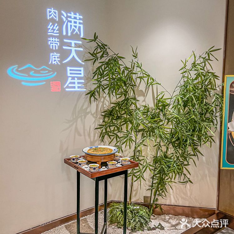 炸八块,这都是招牌 包括吃饭之前会有开胃小菜