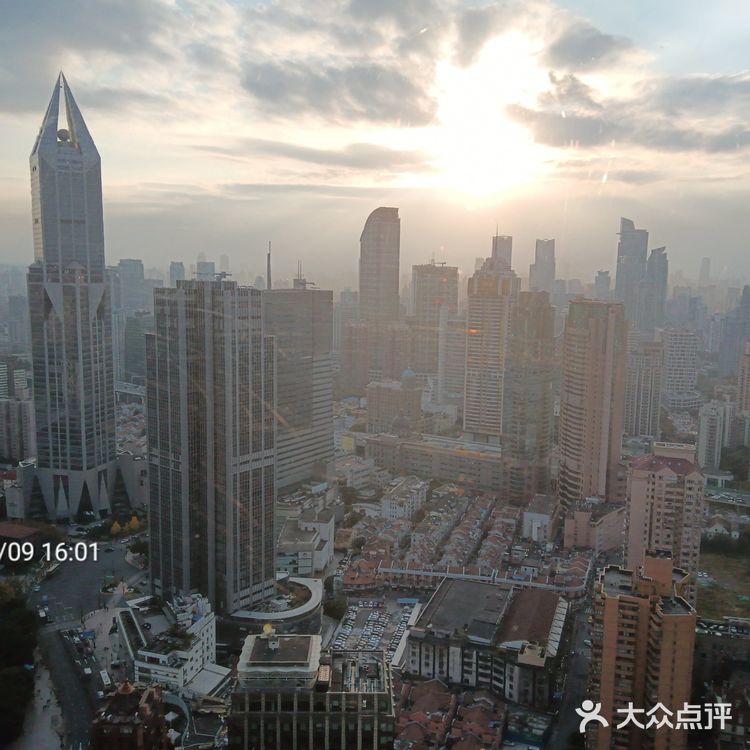 上海市南京路新世界丽笙大酒店45层旋转餐厅