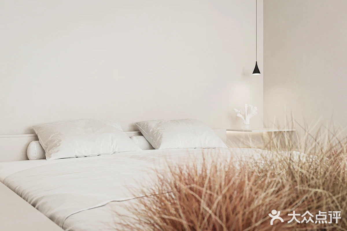 角落处的壁炉以现代简约的姿态呈现 同时也作为独特的背景造型