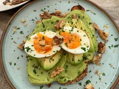 牛油果煮蛋吐司-RAC BAR(安福路店)