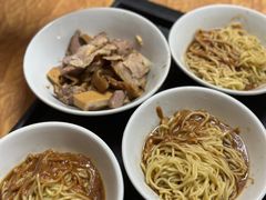 -松树干拌面店