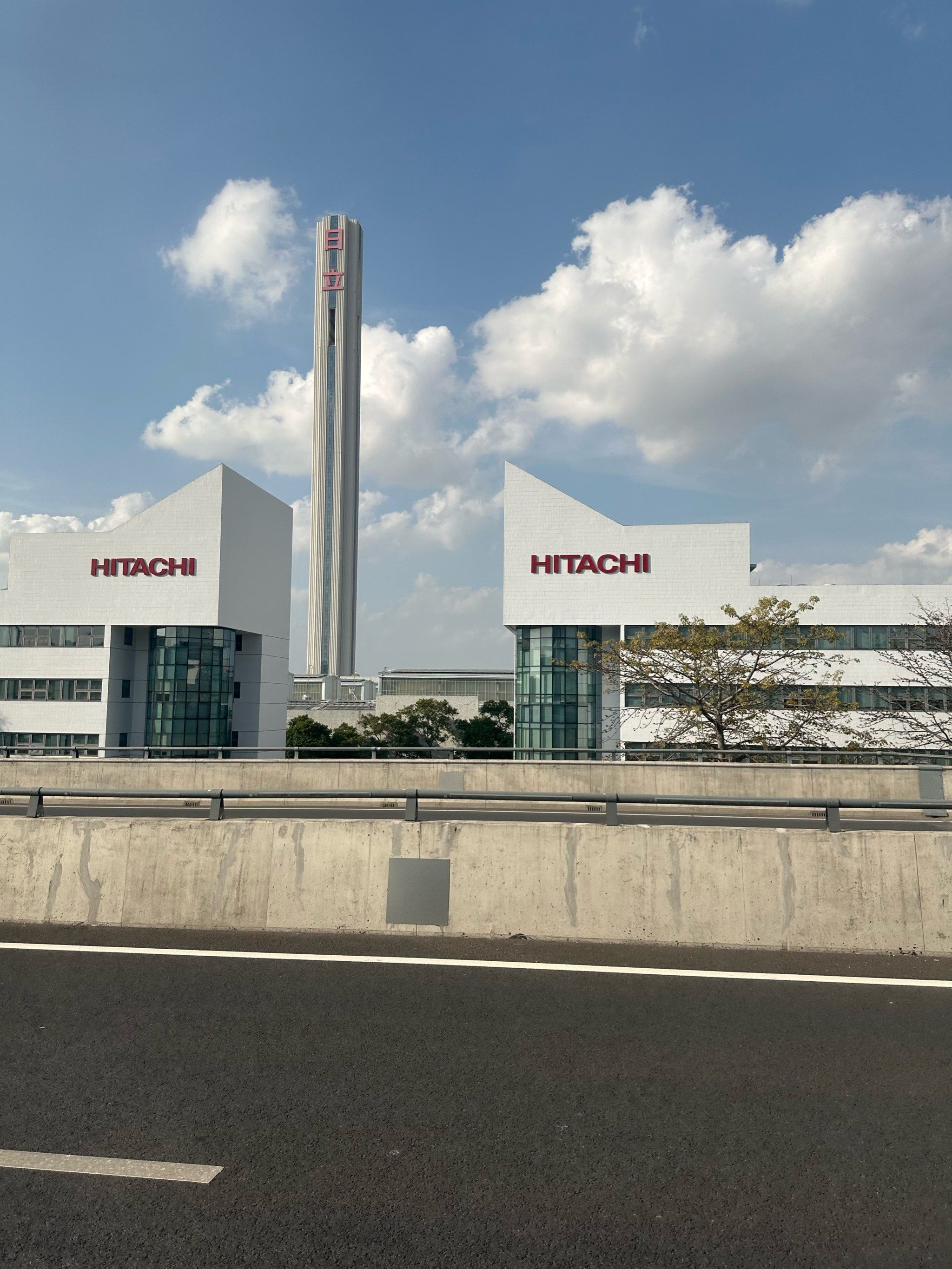 广州长隆飞鸟乐园回来路过日立电梯总部,被这一栋楼惊到了,细高细高的