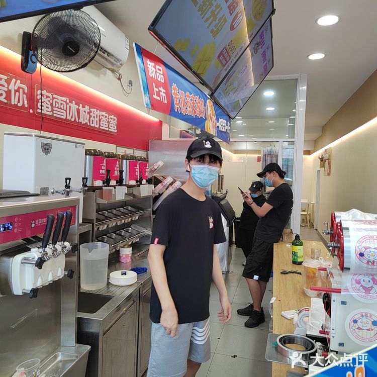 店员小哥，真帅！