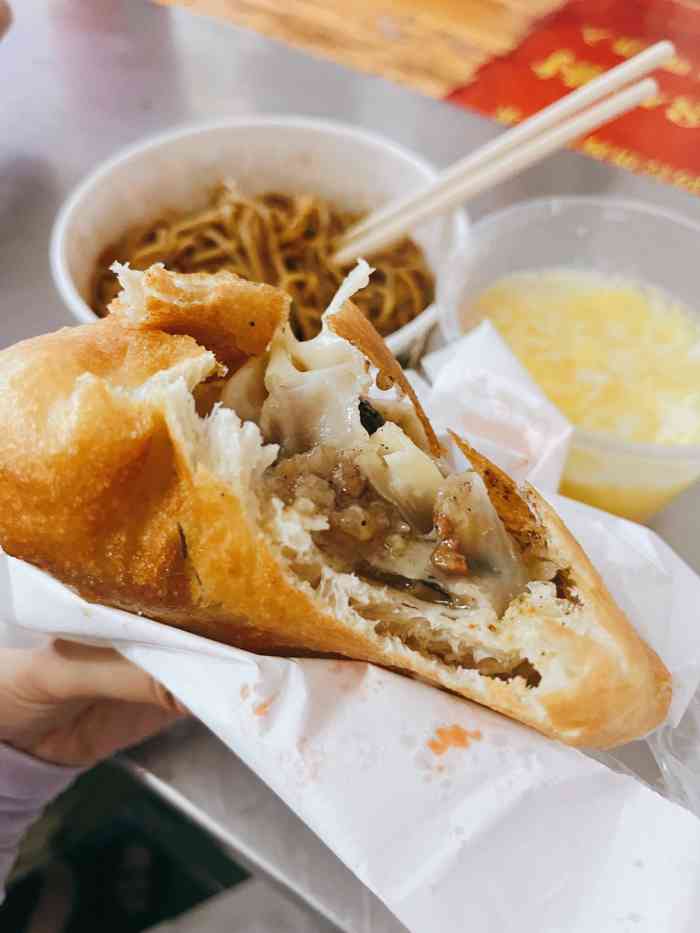 家阳赵师傅油饼包烧麦(粮道街店)-"这家生意真不是吹的,太好了,排了半