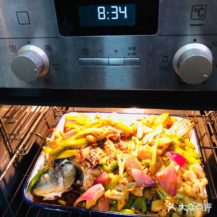 炒好的佐调第一次大部分均匀放入鱼身上