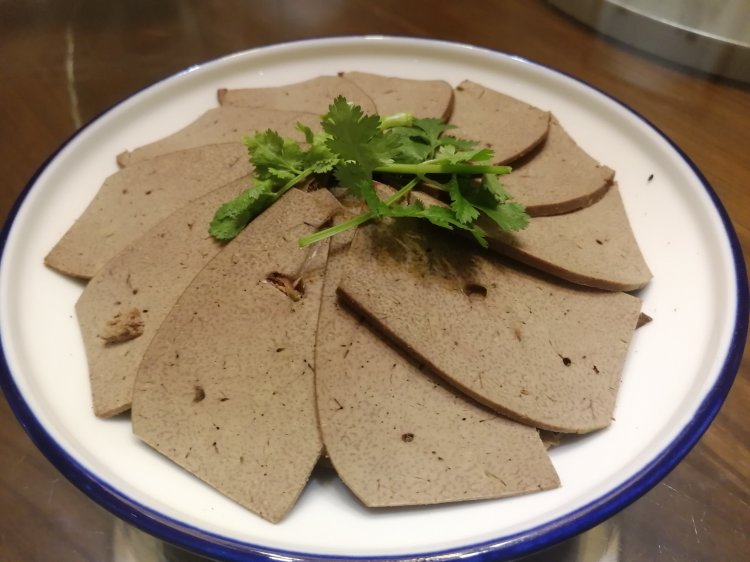「老卤羊肝」紧实醇厚,味道浓郁,佐以醋汁,回味无穷.