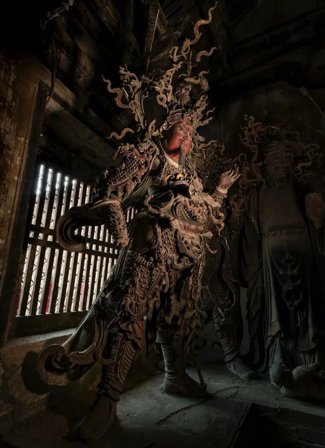 山西最难敲开的门一定是高平铁佛寺
铁丝线构成二十四众神的胡须