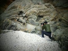 贝壳滩上有人在拍石头-大连金石滩滨海国家地质公园
