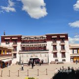 同时也能感化人。布达拉宫门口就是八角廊（八廊街）