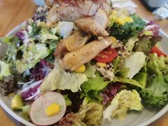 烤鸡腿肉牛油果沙拉-CHILLAX轻乐时(侨建·Hi City店)