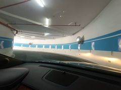 -上海卓越铂尔曼大酒店-地下停车场