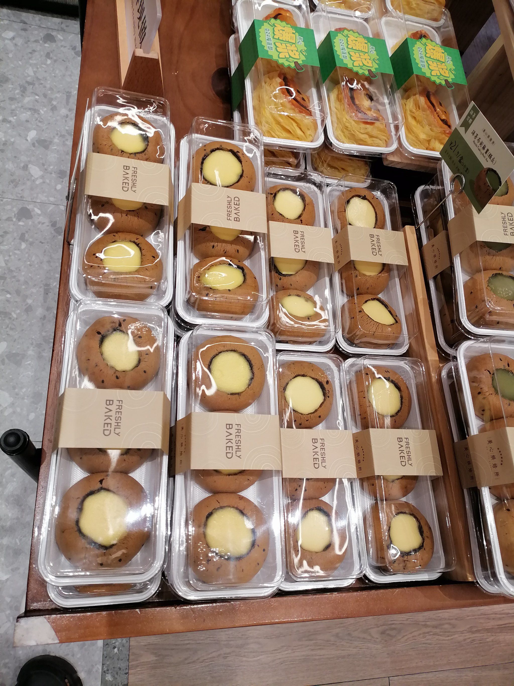 美心西饼新鲜现做,现在中秋快到了,月饼也