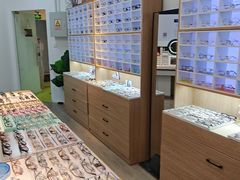 -天空之镜眼镜店蔡司依视路配镜授权零售店(望京颐堤港店)