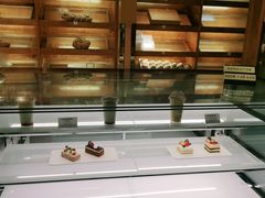 面包甜点陈列柜-丽都DELICATESSEN熟食店