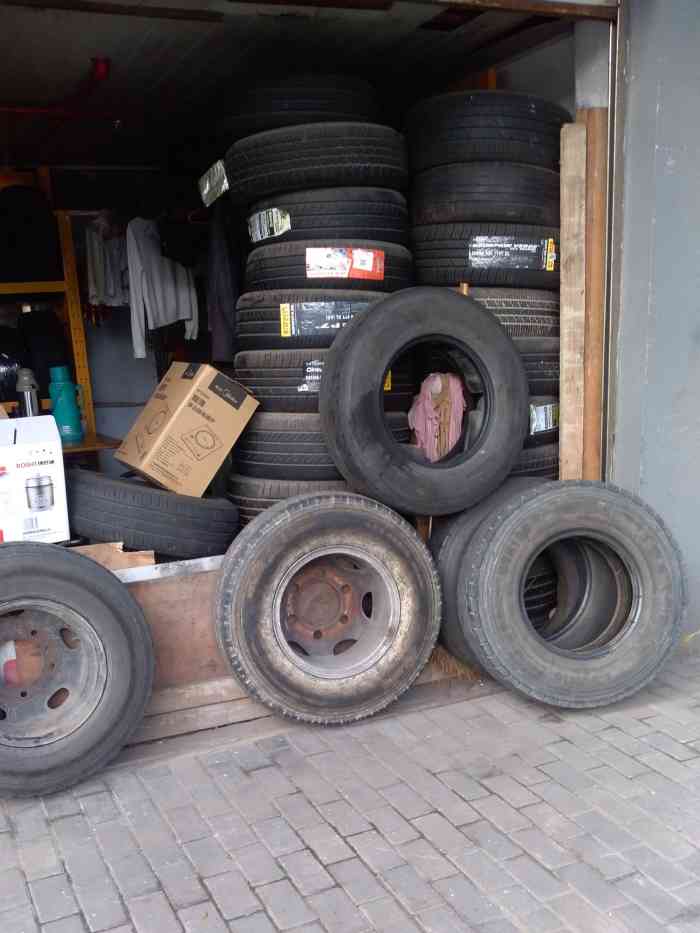 打分 公司附近早上来卖了个坏轮胎,30元钱,1000元的轮胎