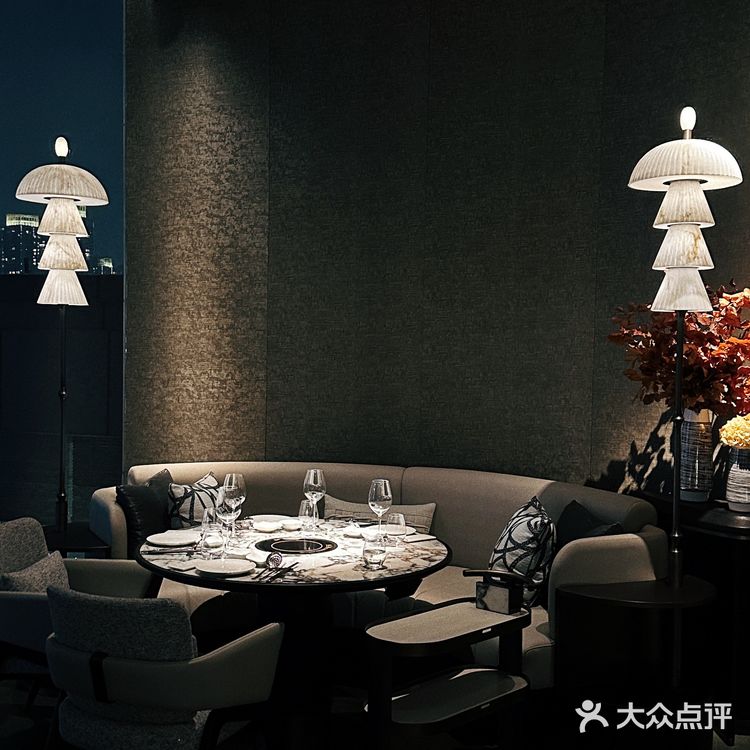 在上海的繁华地带，有一家独特的初筵火锅