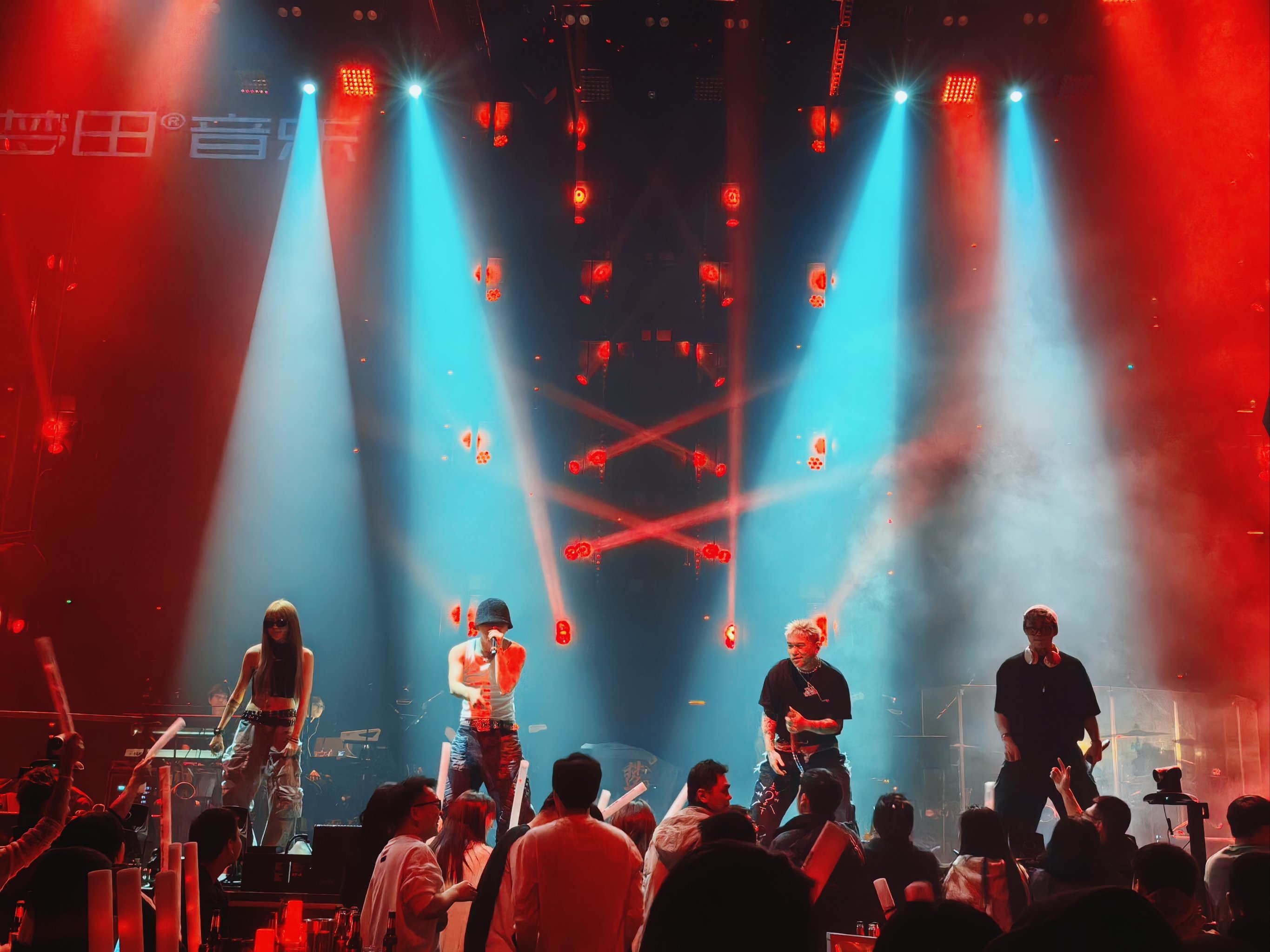 气氛燃爆现场的live house