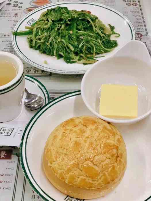 元朗冰室-"整个店铺装修风格包括服务生的工作服,餐桌.