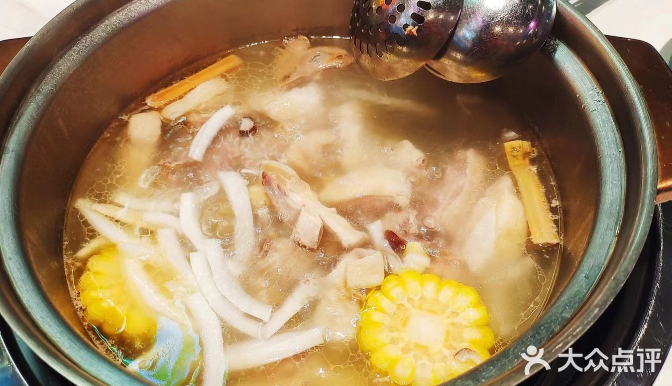 正宗的文昌鸡。汤底清甜，鸡肉嫩滑，入口满满的幸福感