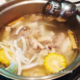 正宗的文昌鸡。汤底清甜，鸡肉嫩滑，入口满满的幸福感