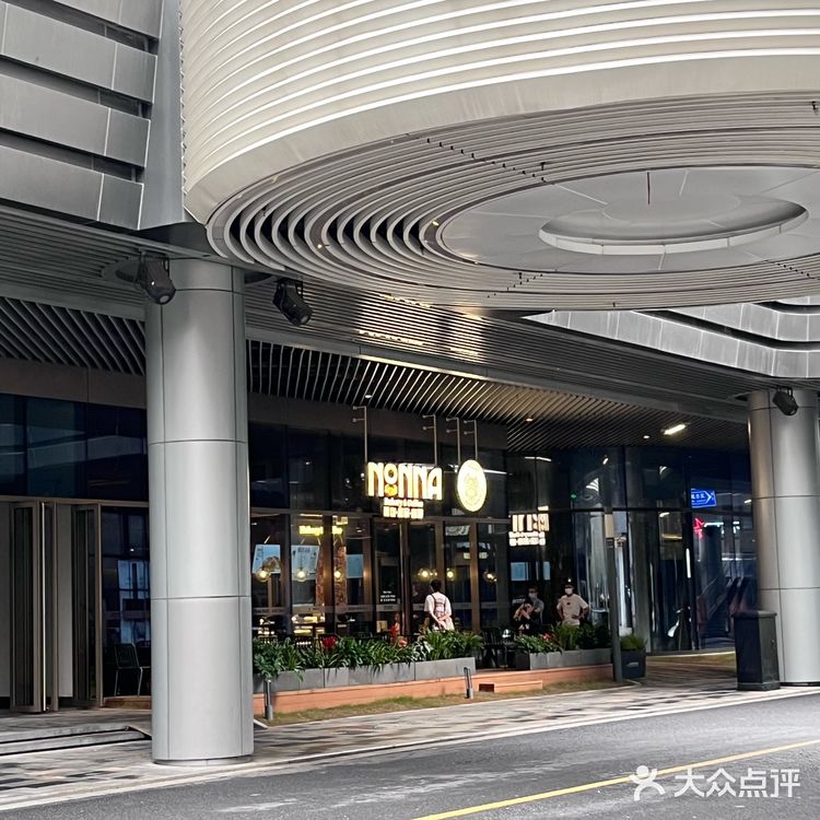 食入开心果瑞士卷一枚