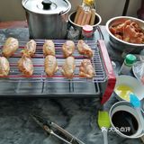 沥干水，上炉烧！准备调料是蜜糖，烧烤汁，孜然粉，油