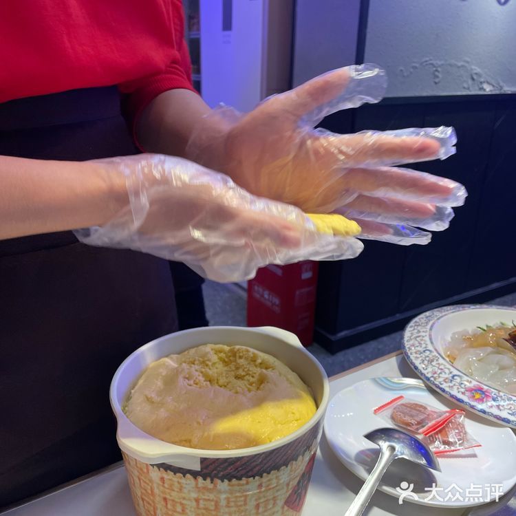 东北菜，铁锅炖，吃了一次还不错。