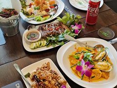 -Chom Cafe and Restaurant