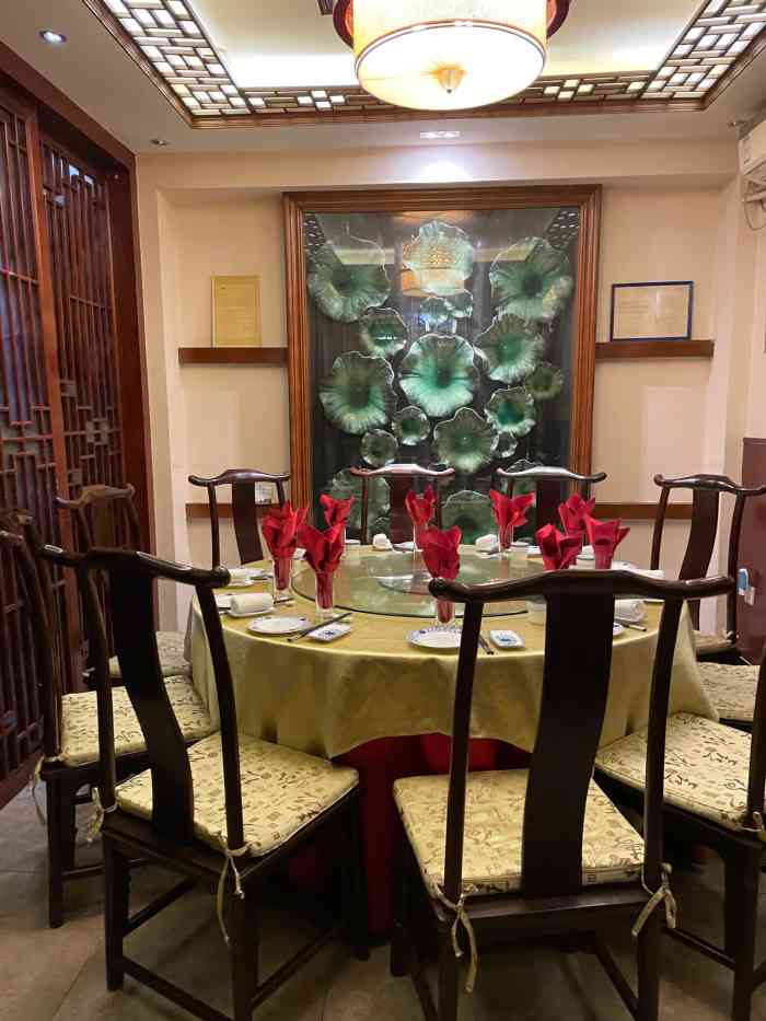 "  厉家菜有几家店,北京三家,上海一家,台北一家,但是只有这家是