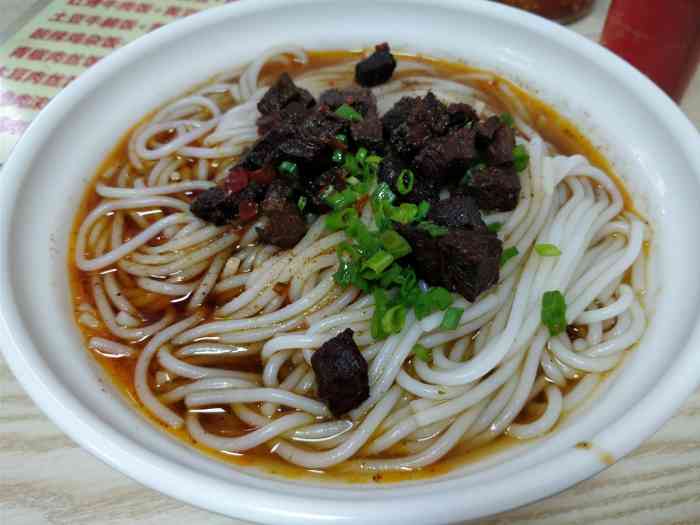 点了一个酱汁牛肉粉一个小鱼,小鱼太油了