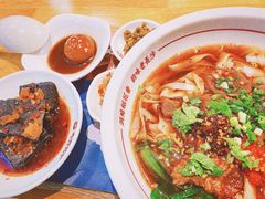 招牌红烧牛肉面-呷佬·长沙手工米粉(金沙江路店)