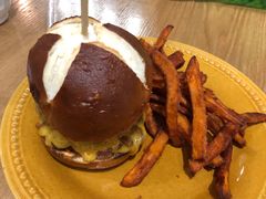 27牛肉汉堡-HELLO 27 意面·沙拉·帕尼尼