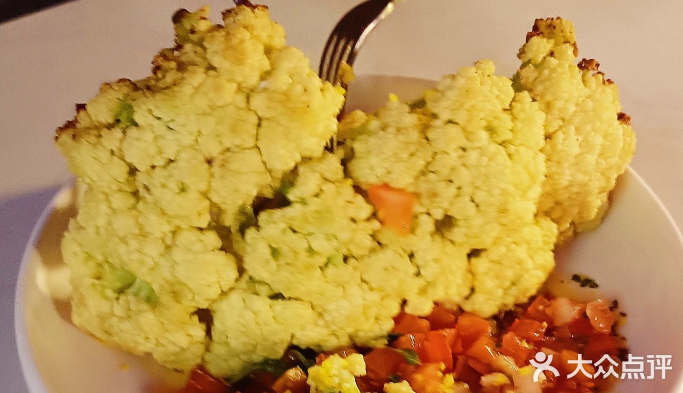 充满艺术感的绿植西餐厅