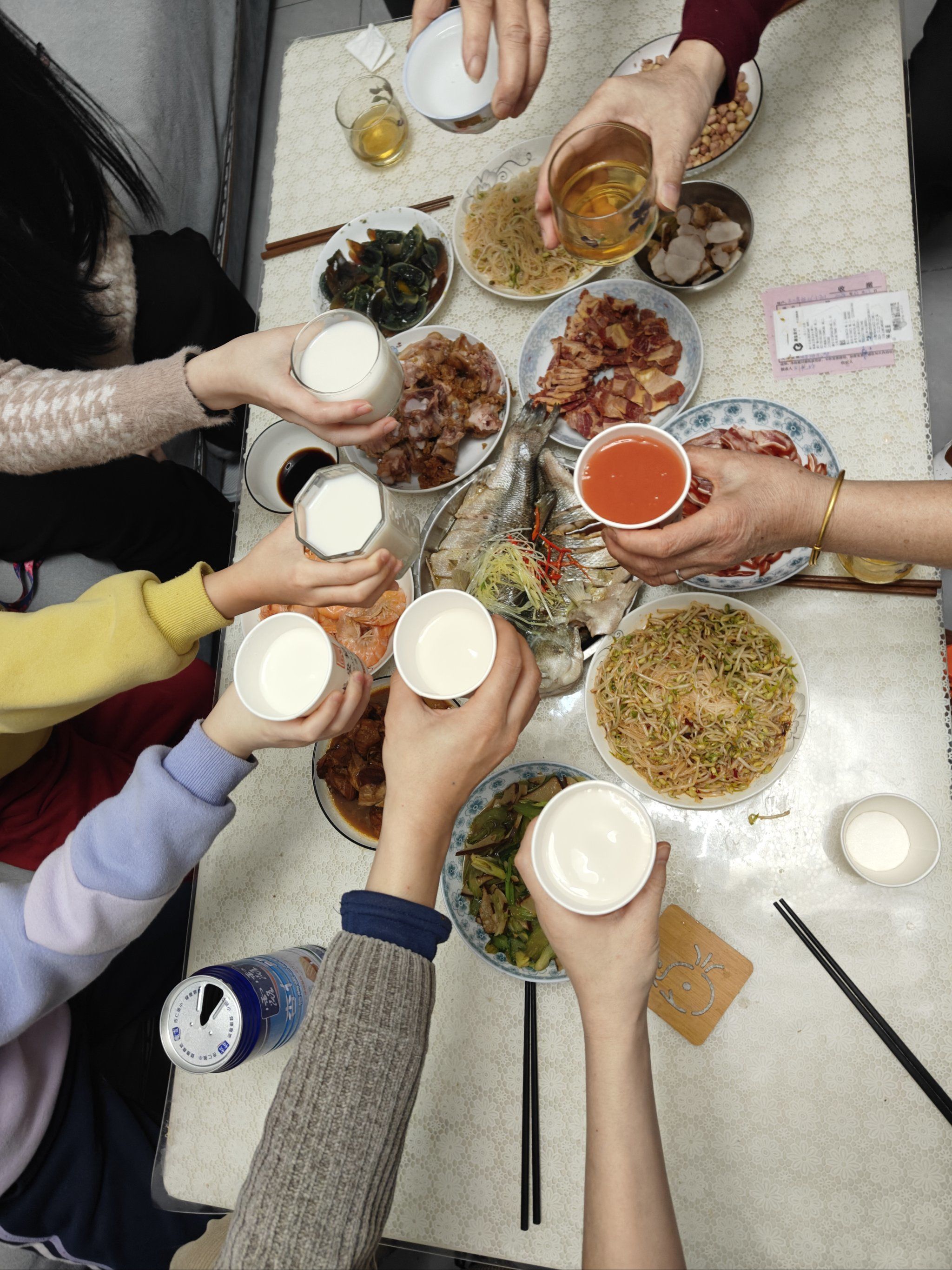 家人团聚时刻,团圆饭桌的温馨时刻,新年新