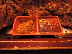 毡房鸿运烤全羊的蘸料-大汗行宫园林餐厅