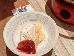 乳扇片蘸草莓酱-浩海火燒雲傣家菜(芮欧百货店)